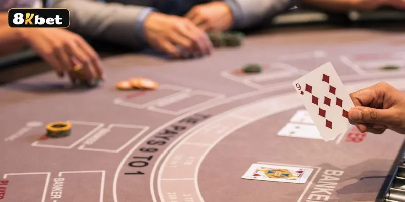Bài được sử dụng trong baccarat đều là các lá bài tiêu chuẩn trong bộ bài Tây 52 lá quen thuộc